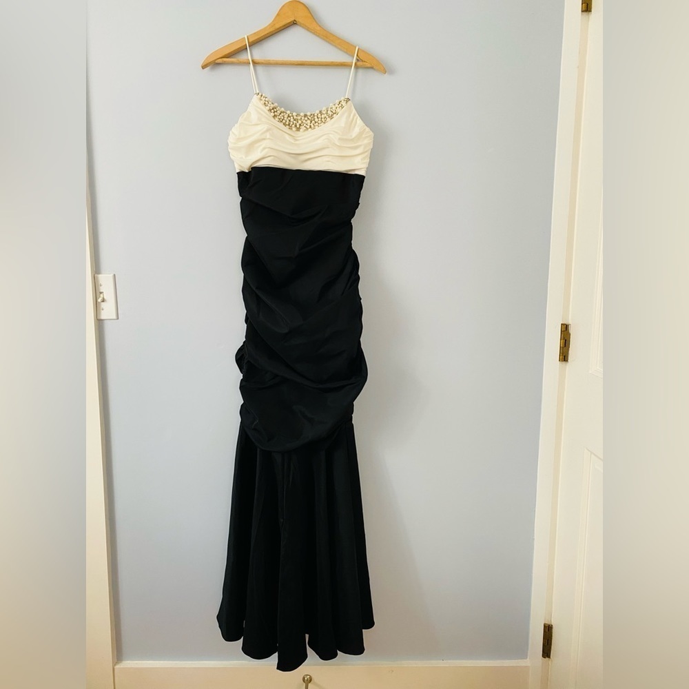 NV Couture Evening Collection Formal Gown Size 6 Embellished Neckline Dress